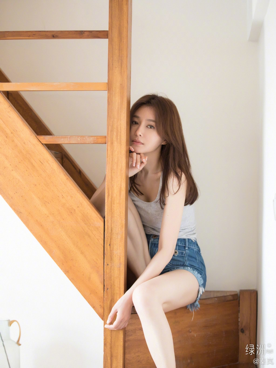 秦岚背心热裤尽显纤细身材写真