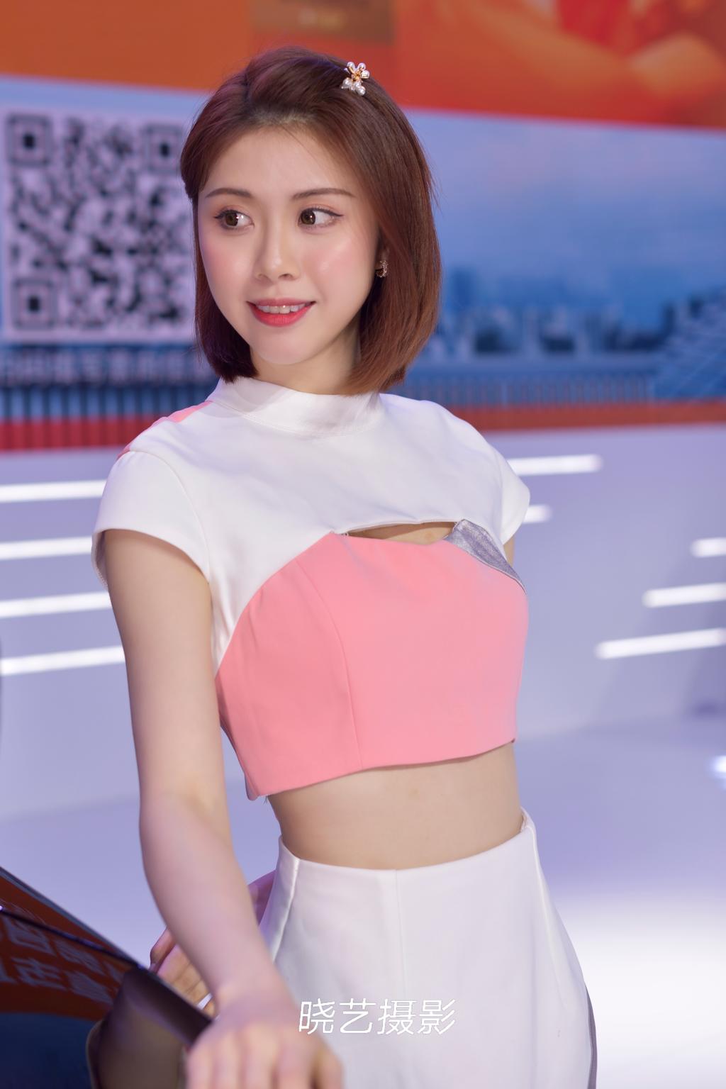 性感迷人美女车模纤细蛮腰美图