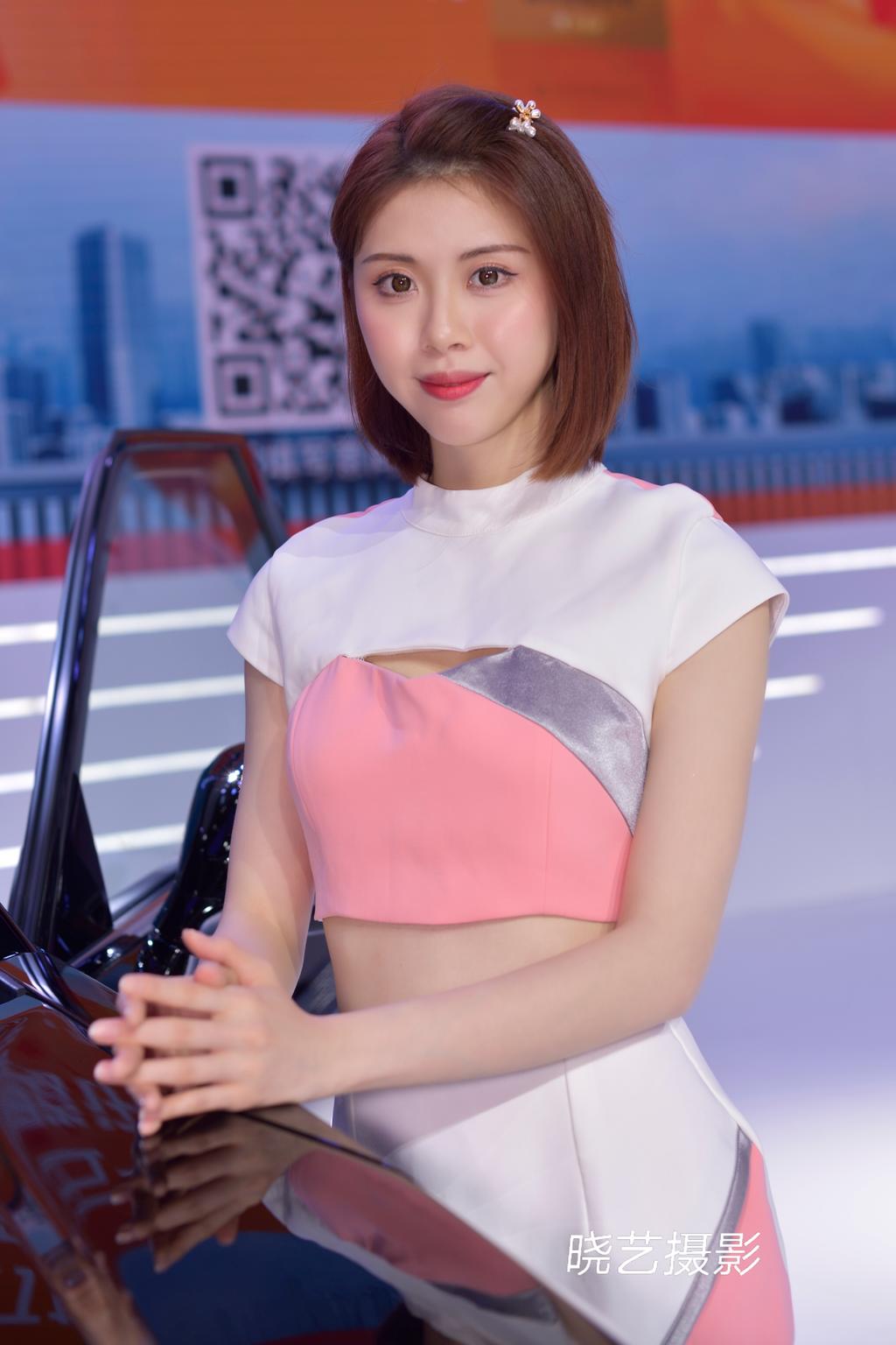 性感迷人美女车模纤细蛮腰美图