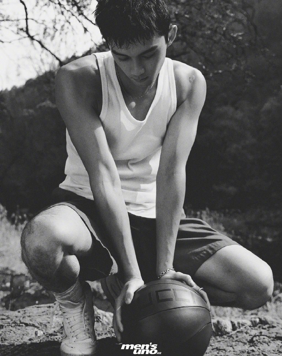 吴磊玩转篮球化身运动少年写真