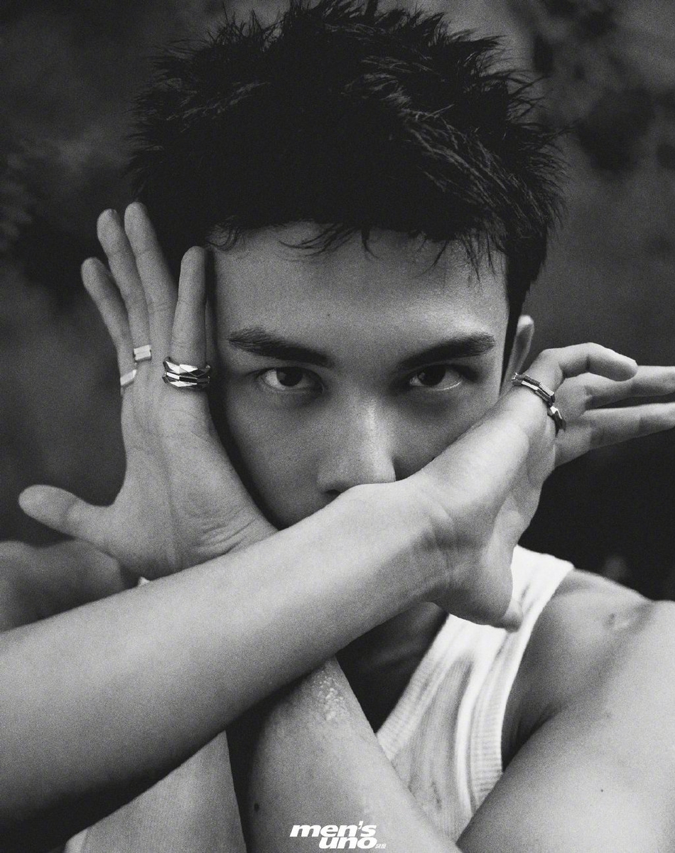 吴磊玩转篮球化身运动少年写真