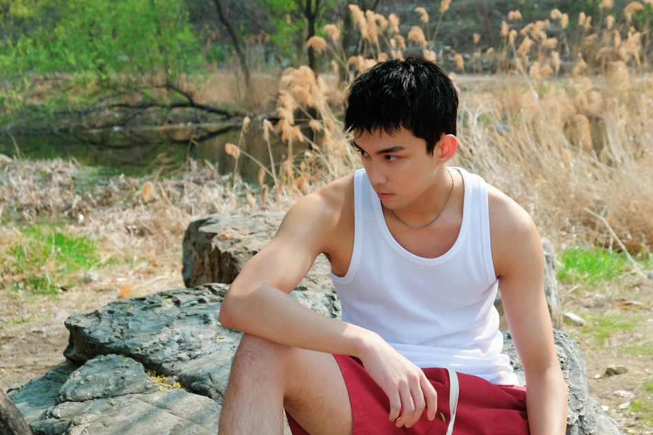 吴磊玩转篮球化身运动少年写真