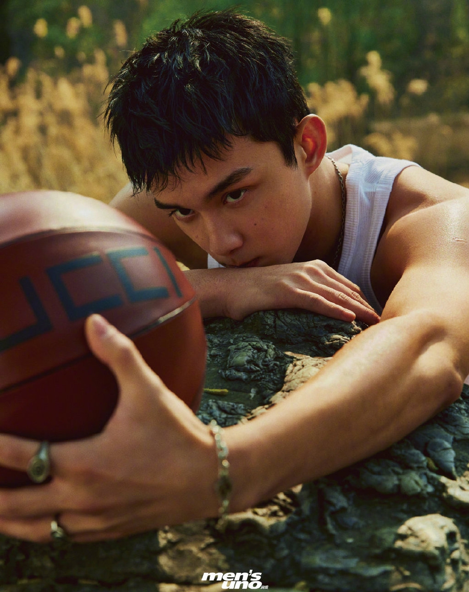 吴磊玩转篮球化身运动少年写真