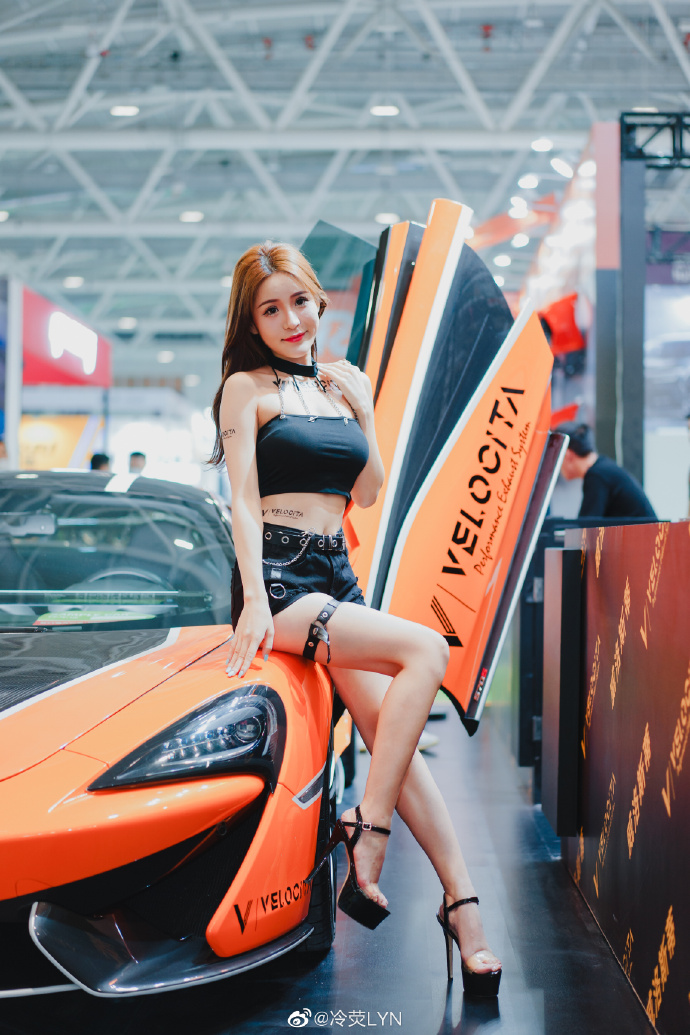 高跟美女车模小蛮腰大长腿美图