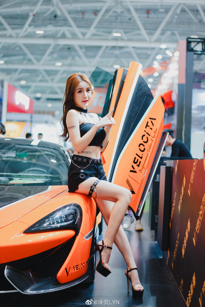 高跟美女车模小蛮腰大长腿美图