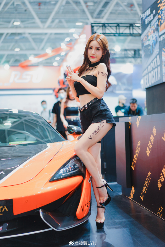 高跟美女车模小蛮腰大长腿美图