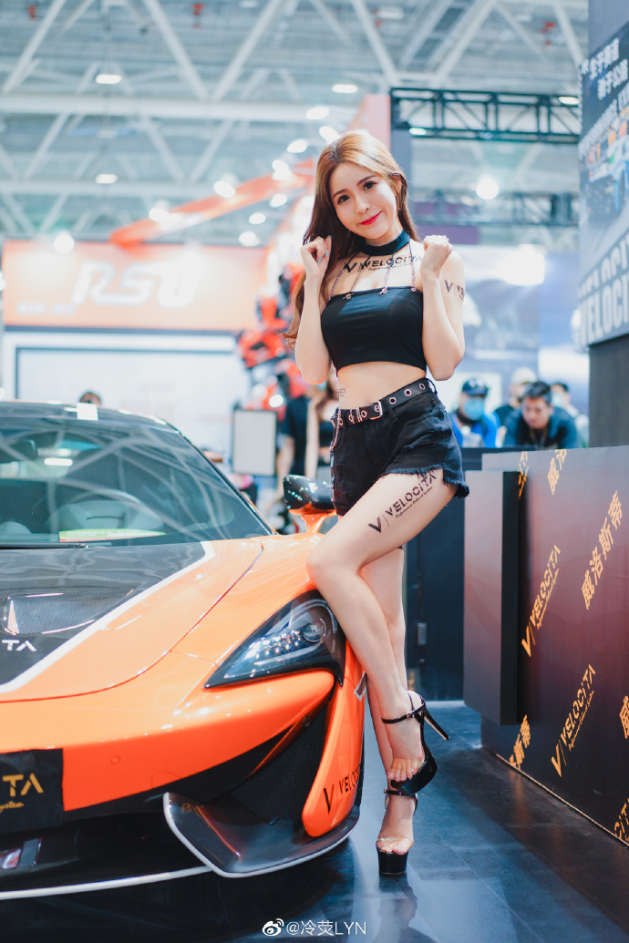 高跟美女车模小蛮腰大长腿美图