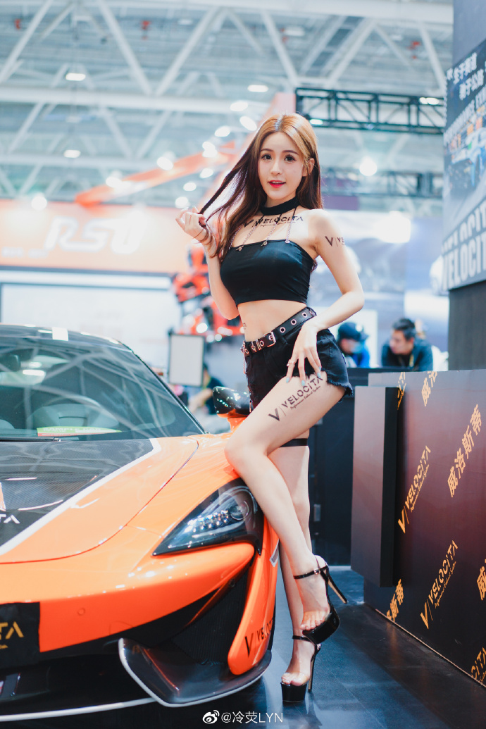 高跟美女车模小蛮腰大长腿美图