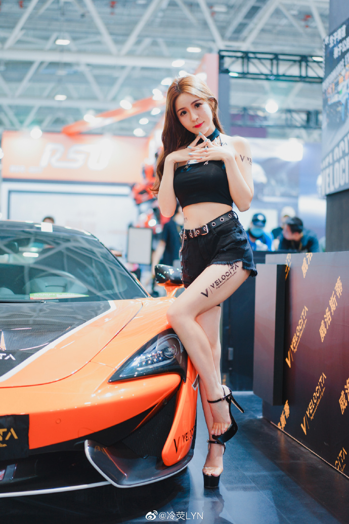 高跟美女车模小蛮腰大长腿美图