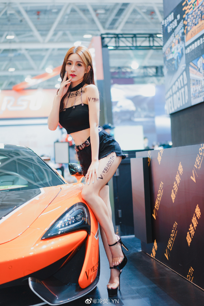 高跟美女车模小蛮腰大长腿美图