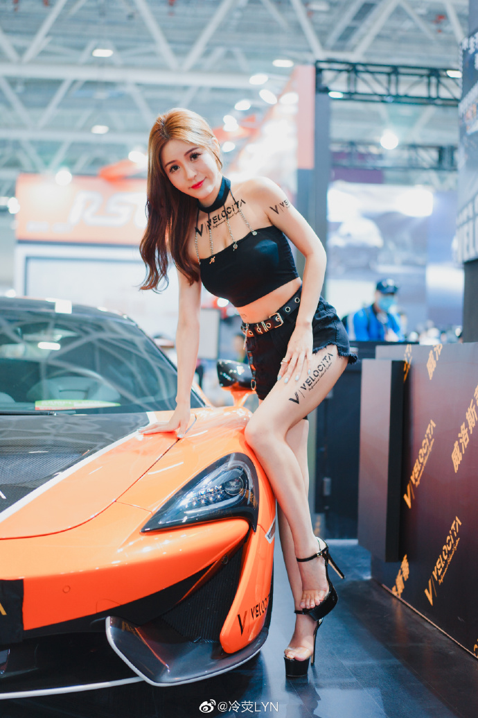 高跟美女车模小蛮腰大长腿美图