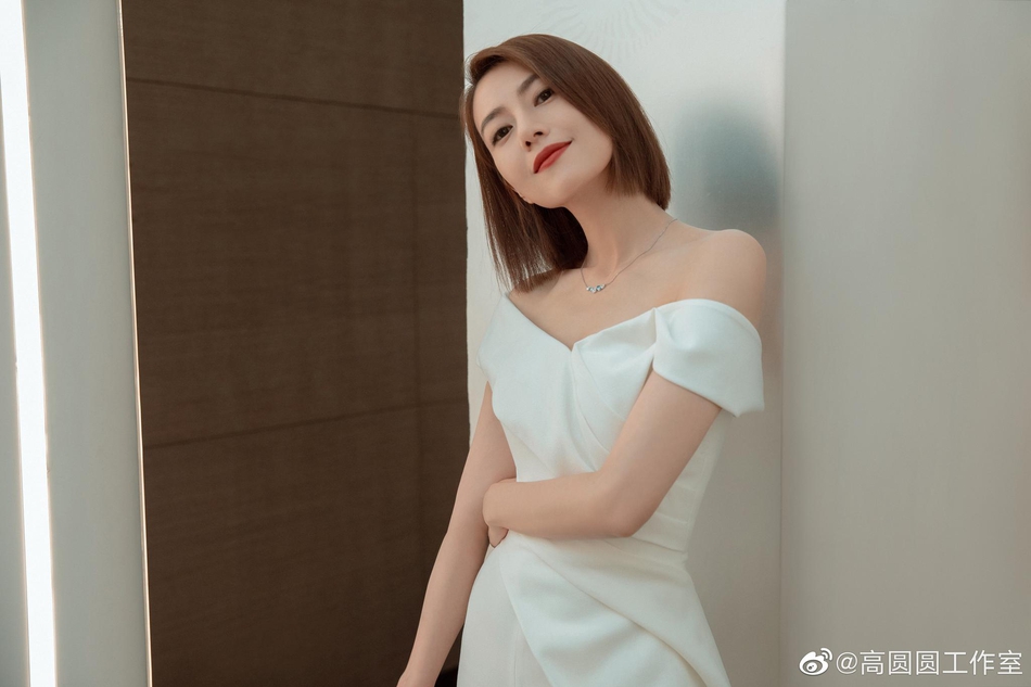 高圆圆白色长裙女神范十足写真