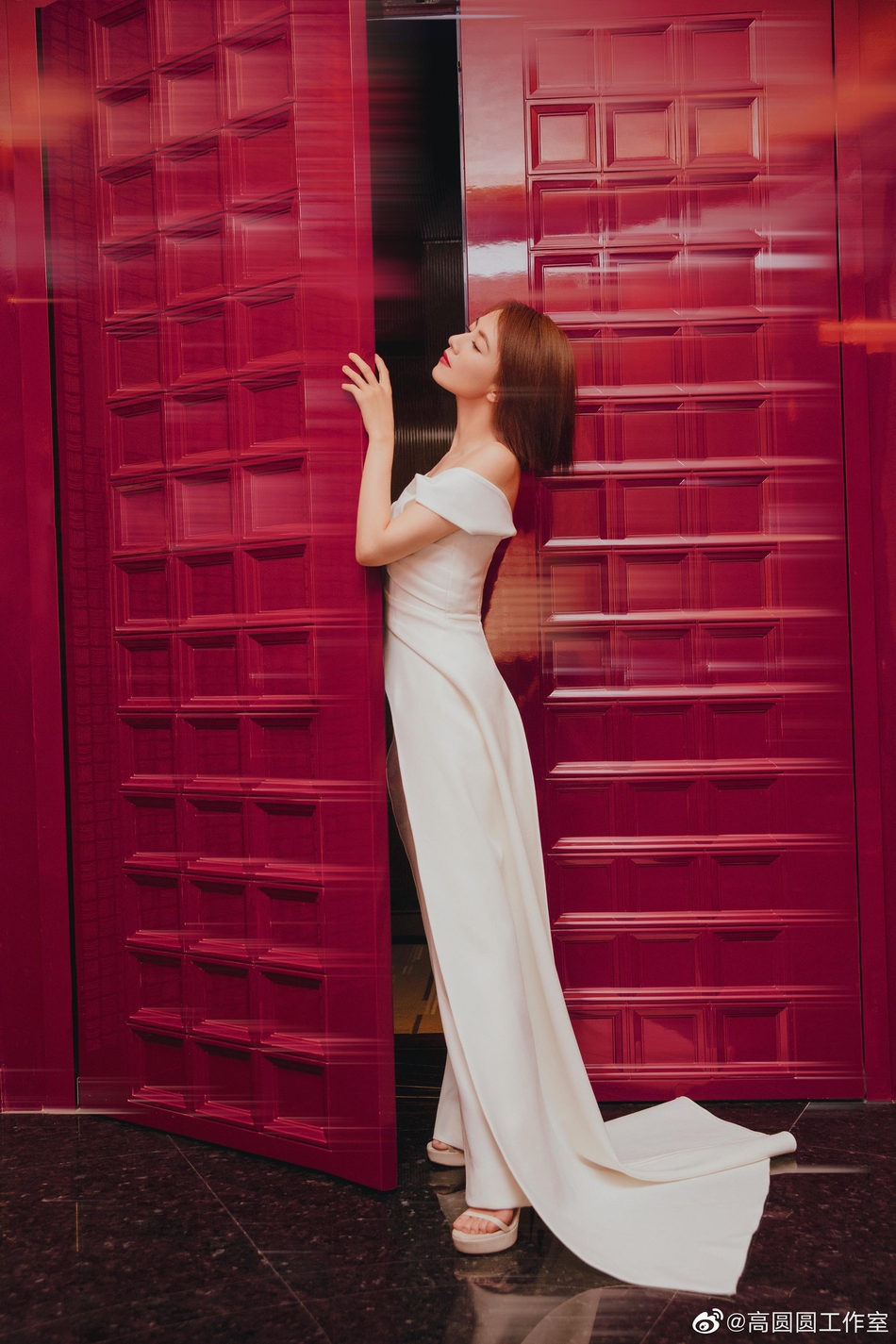 高圆圆白色长裙女神范十足写真