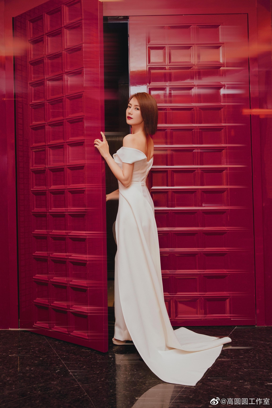 高圆圆白色长裙女神范十足写真