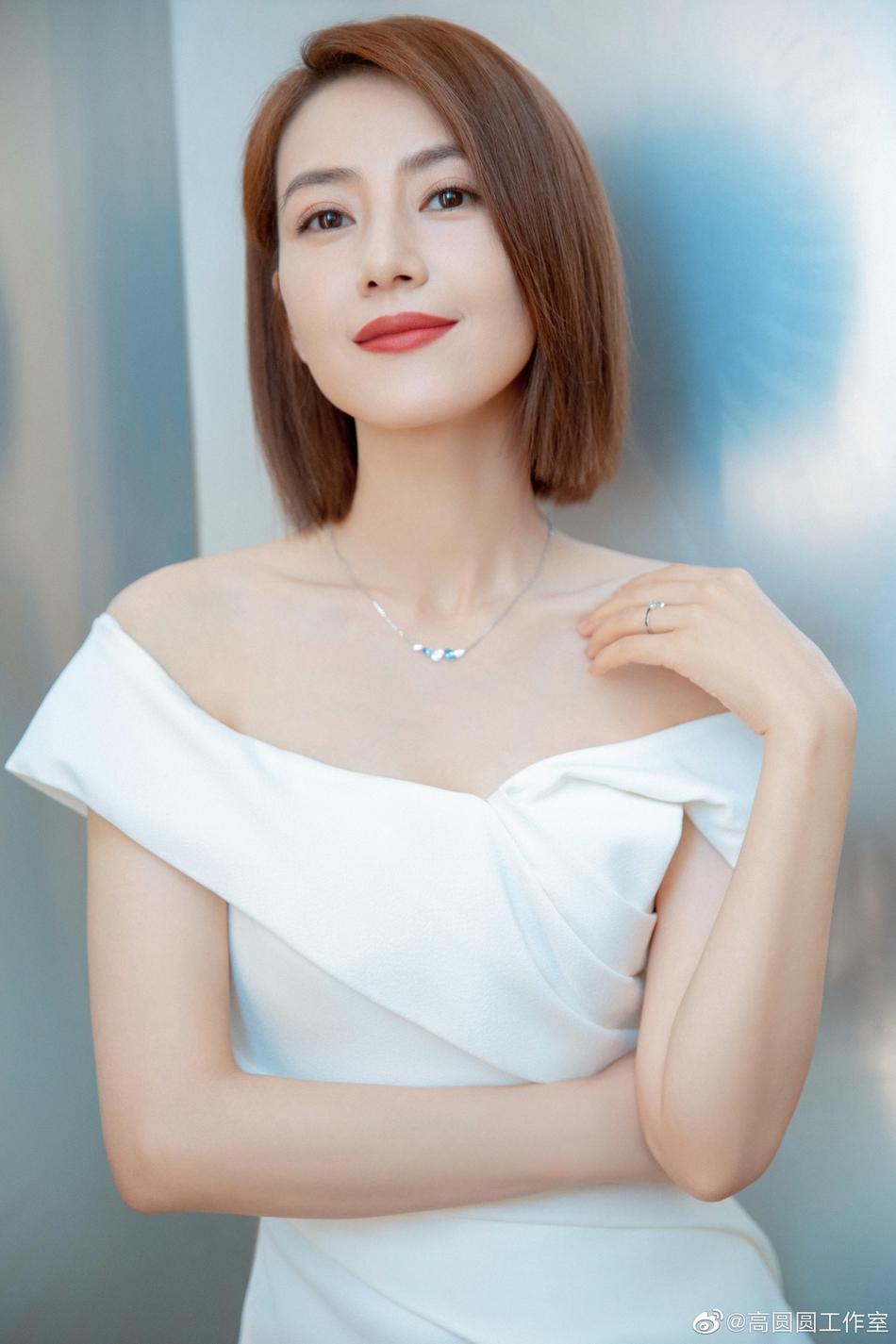 高圆圆白色长裙女神范十足写真