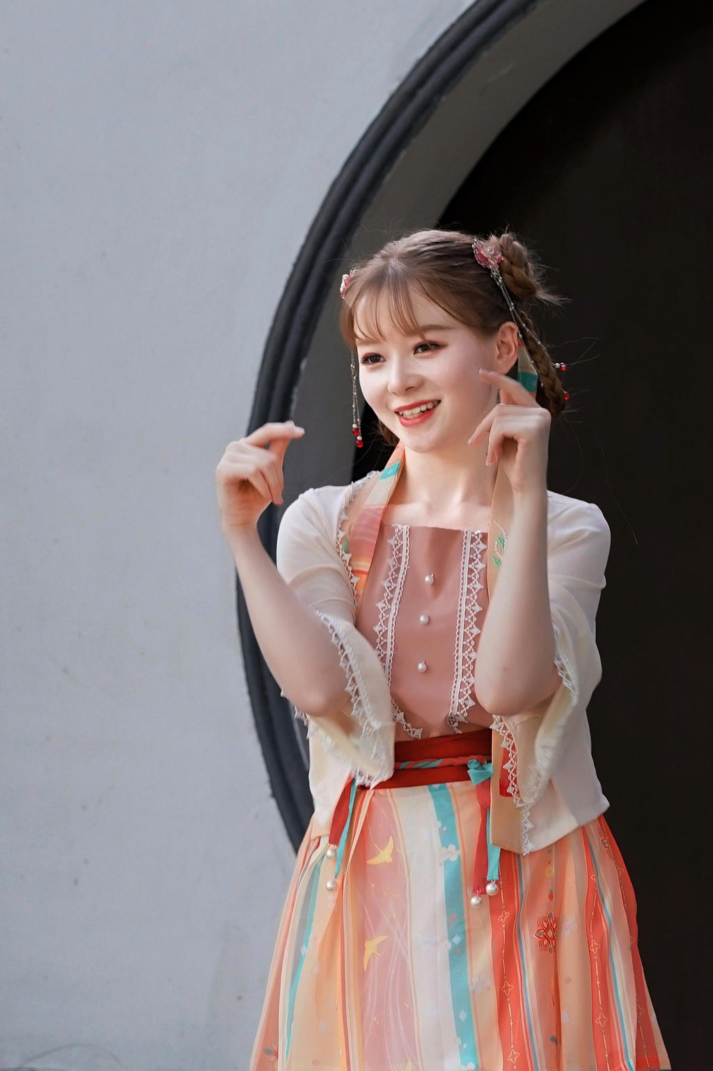 汉服美女手舞足蹈俏皮可爱图片