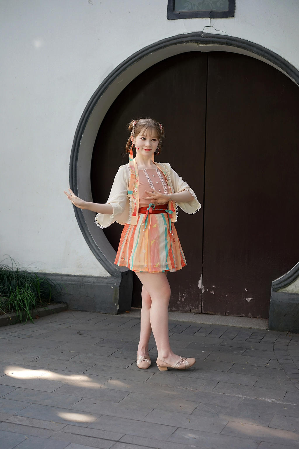 汉服美女手舞足蹈俏皮可爱图片