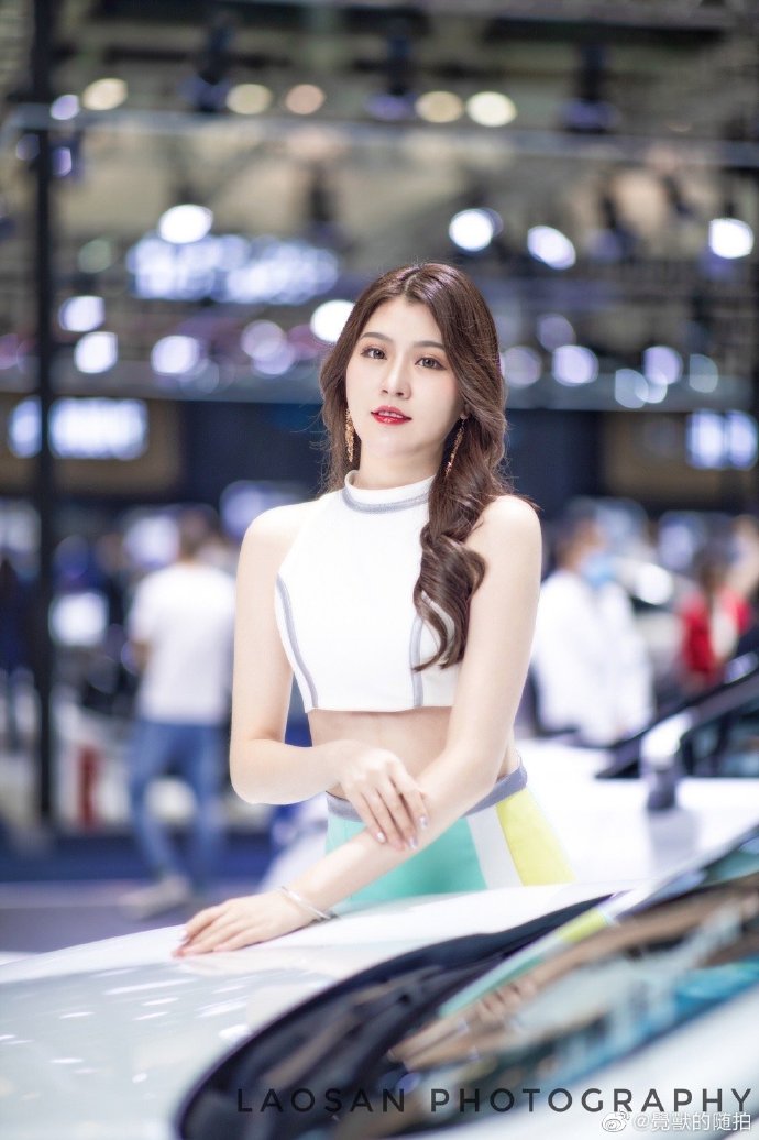 性感红唇美女车模细腰长腿私拍