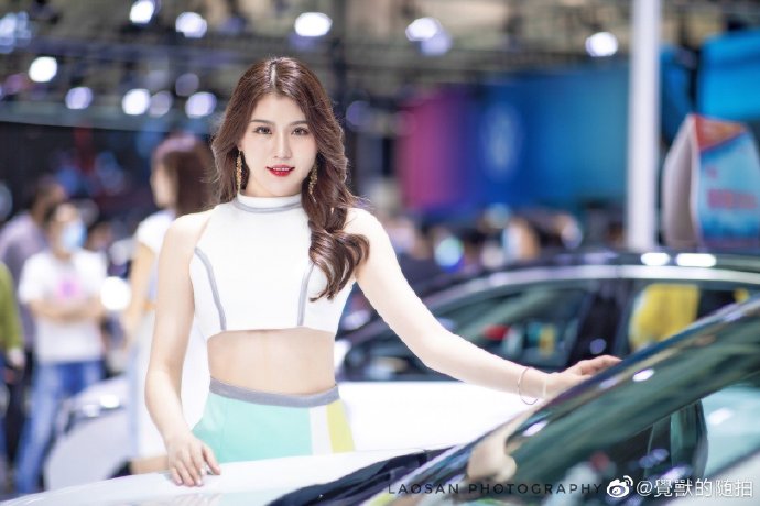 性感红唇美女车模细腰长腿私拍