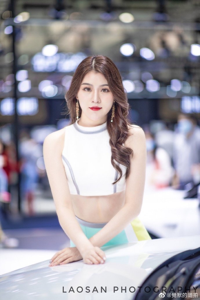 性感红唇美女车模细腰长腿私拍