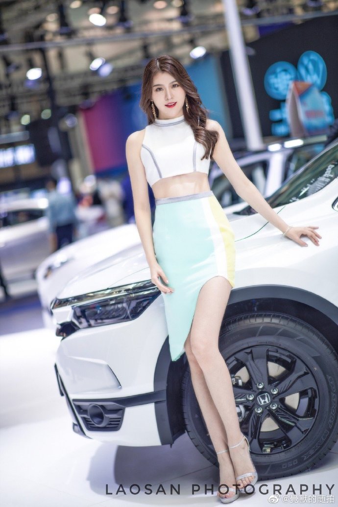 性感红唇美女车模细腰长腿私拍