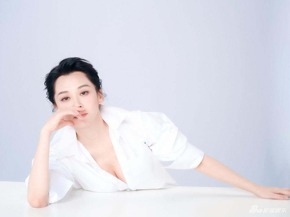 许晴白色衬衫尽显自信美丽写真