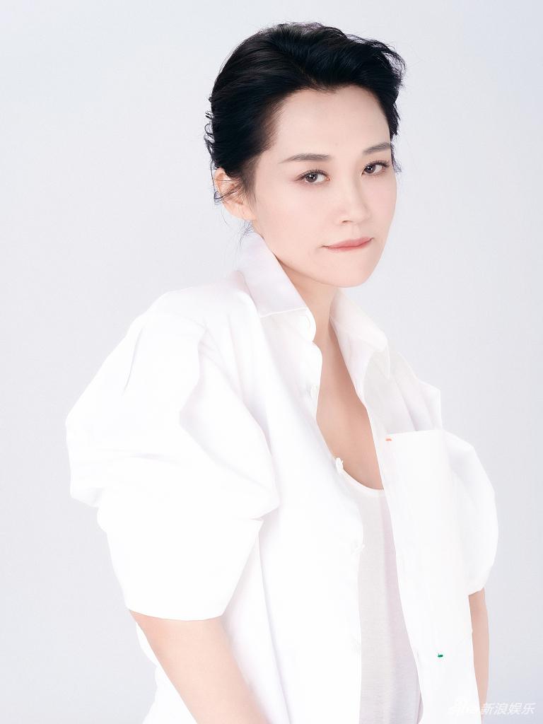 许晴白色衬衫尽显自信美丽写真