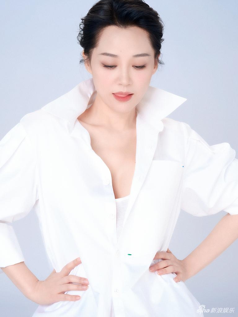 许晴白色衬衫尽显自信美丽写真