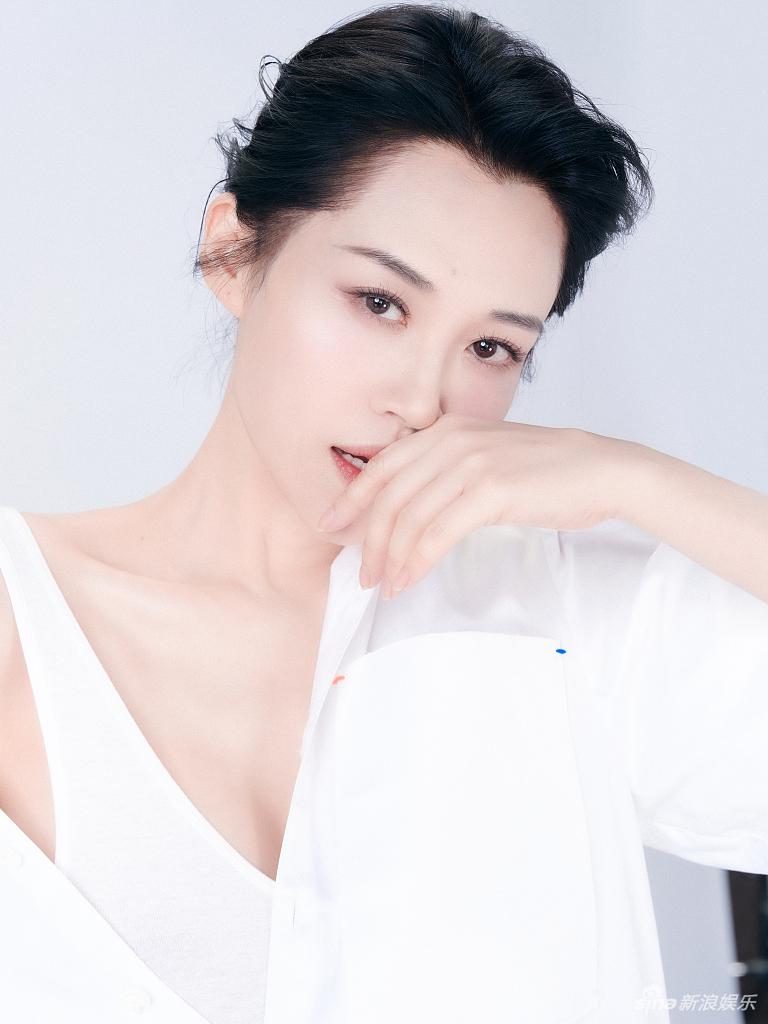 许晴白色衬衫尽显自信美丽写真