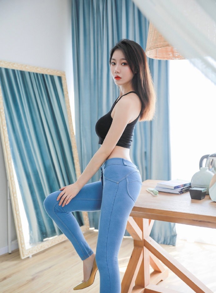 翘臀美女细腰长腿极品销魂写真