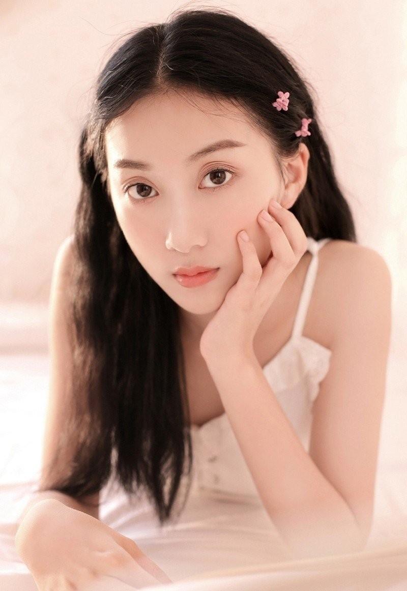 长发美女吊带香肩室内个人写真