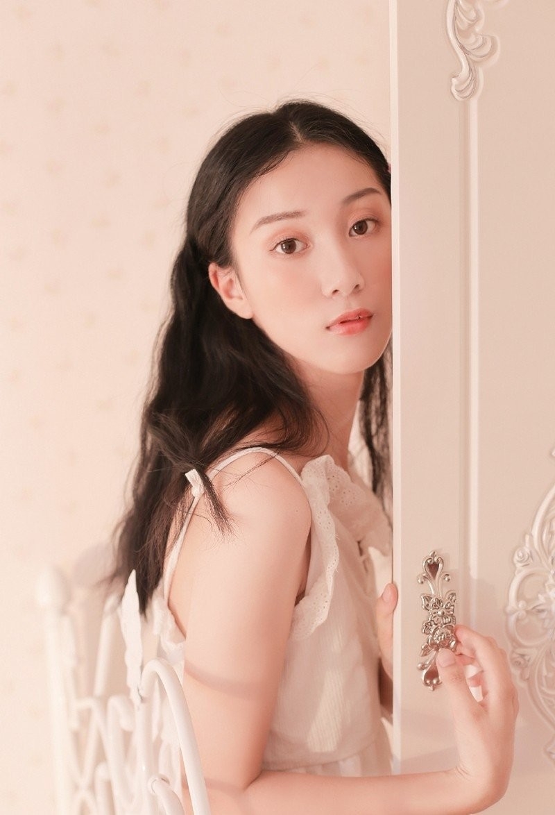 长发美女吊带香肩室内个人写真