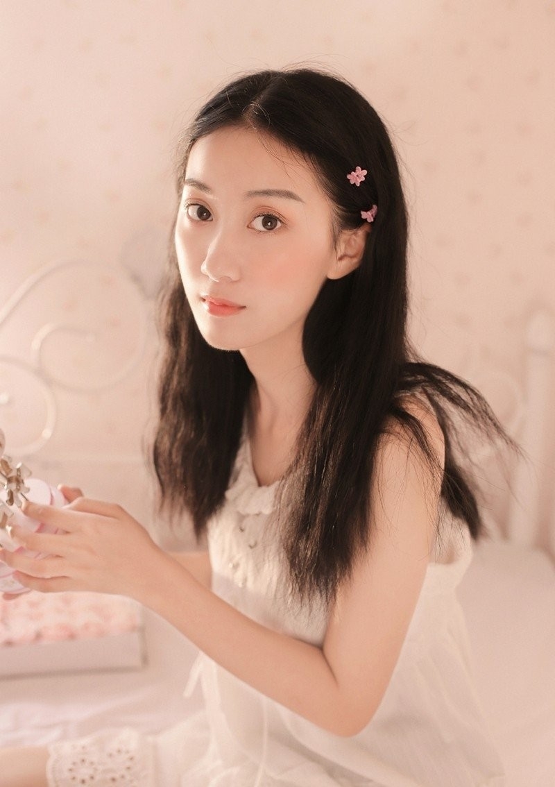 长发美女吊带香肩室内个人写真