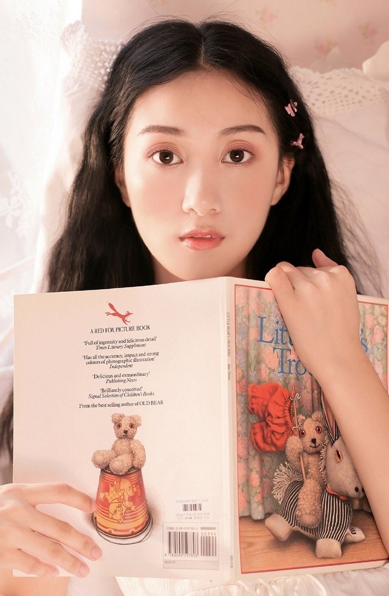 长发美女吊带香肩室内个人写真