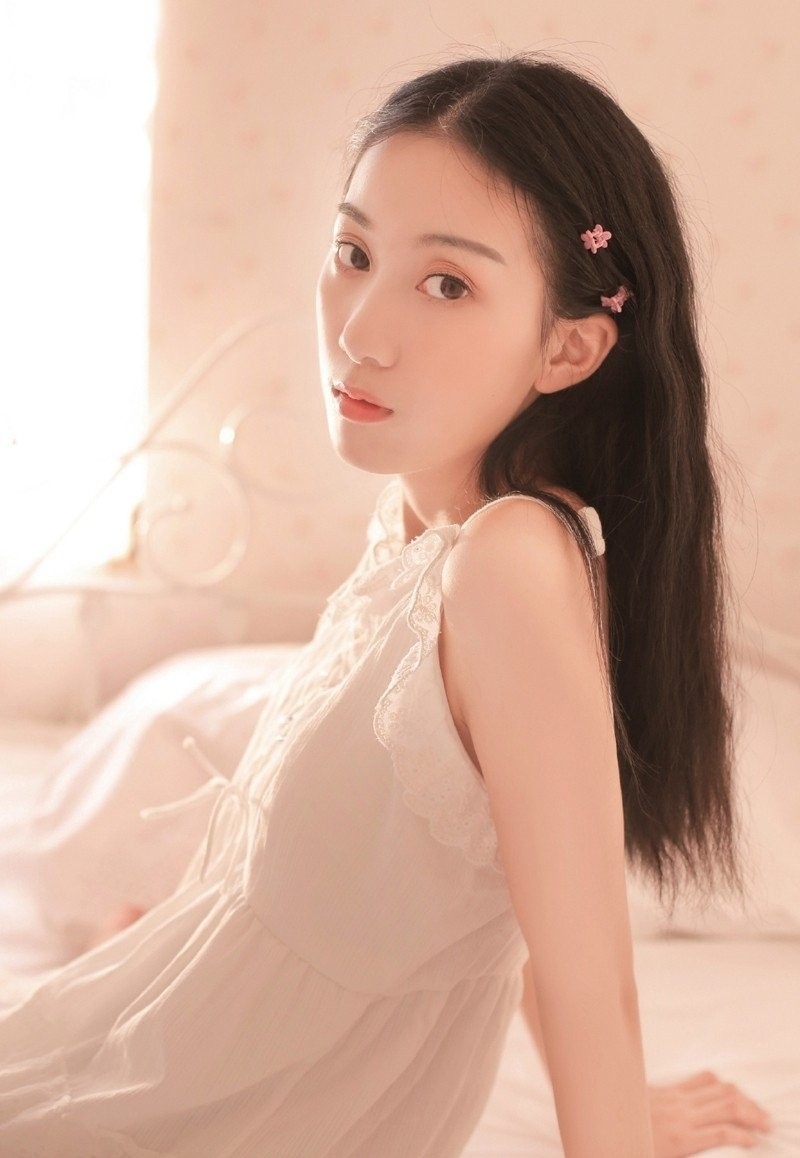 长发美女吊带香肩室内个人写真