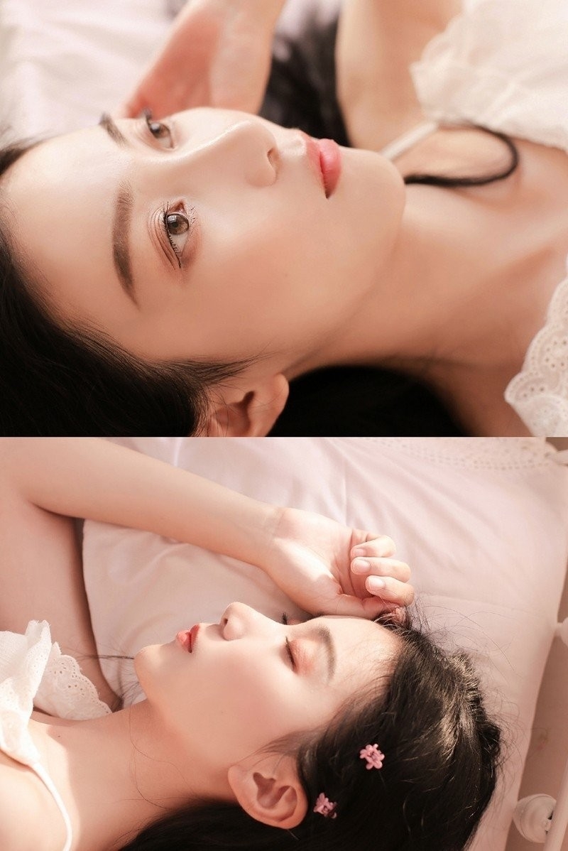 长发美女吊带香肩室内个人写真