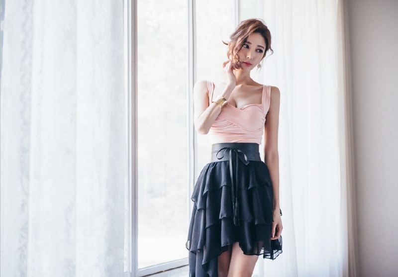 宅男女神低胸吊带酥胸诱惑套图