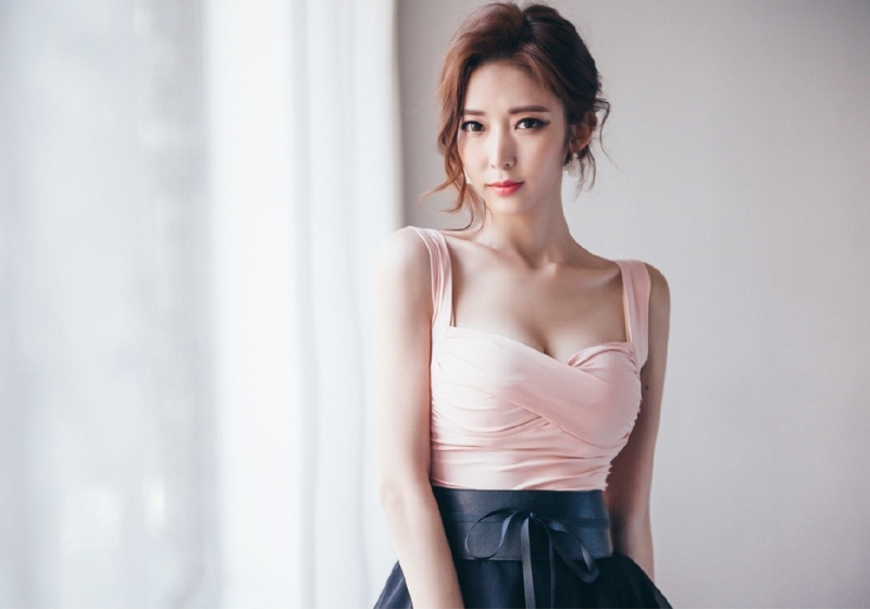 宅男女神低胸吊带酥胸诱惑套图