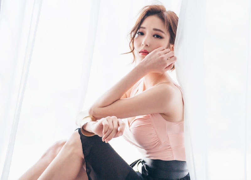 宅男女神低胸吊带酥胸诱惑套图