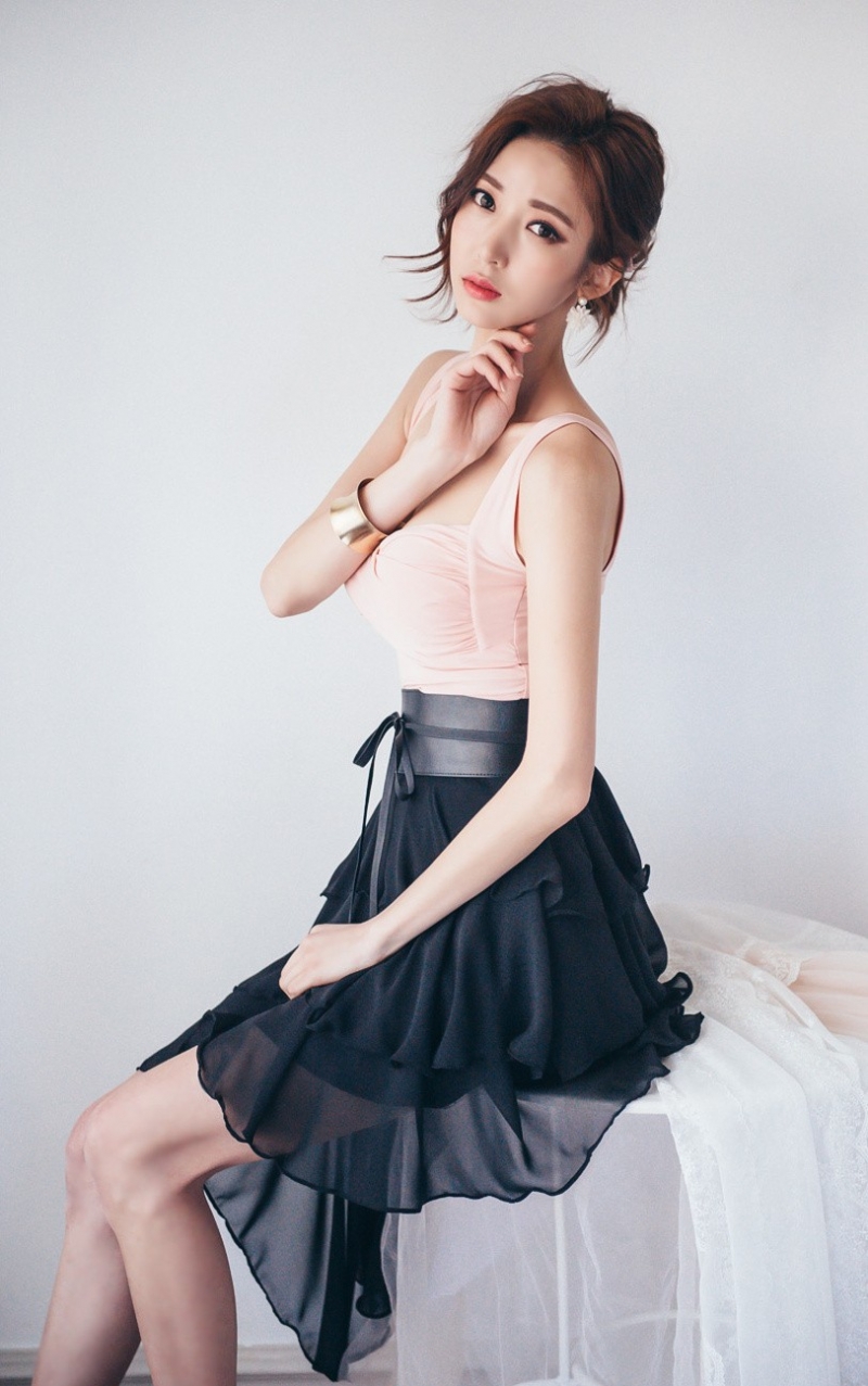 宅男女神低胸吊带酥胸诱惑套图