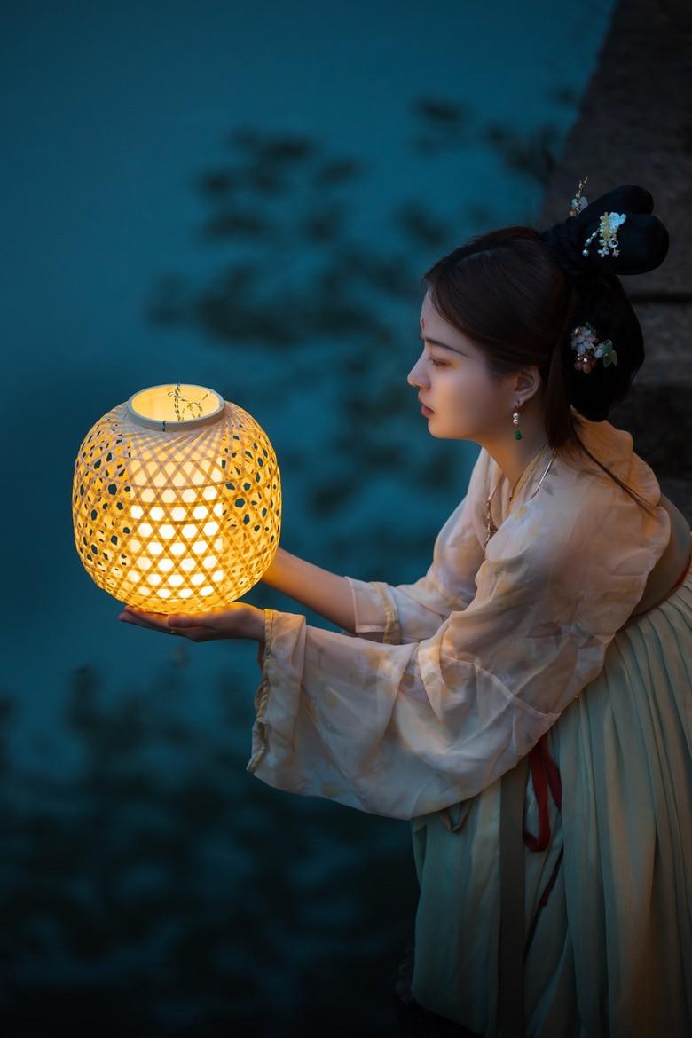 古装美女华灯初上唯美古风摄影