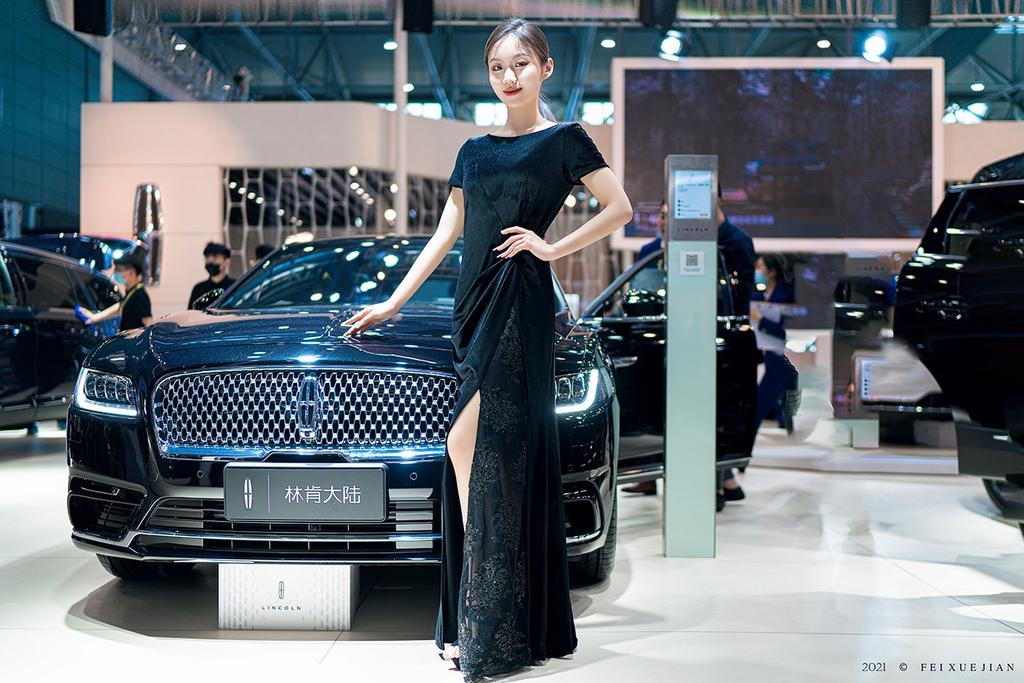 美女车模开叉长裙高跟美腿私拍