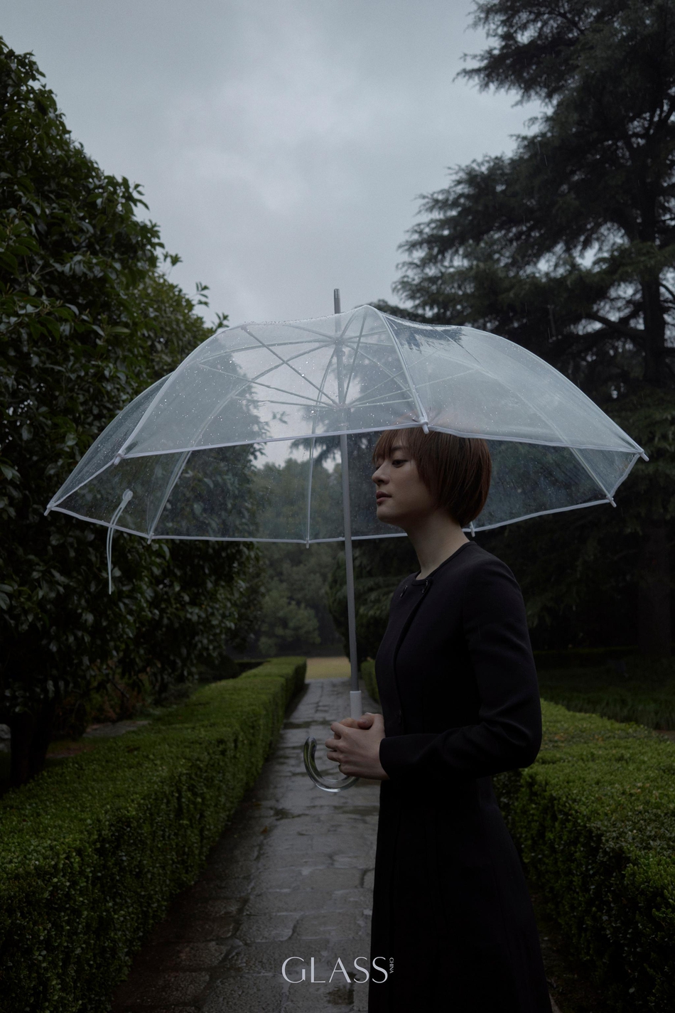 孙俪置身绿林感受自然杂志写真