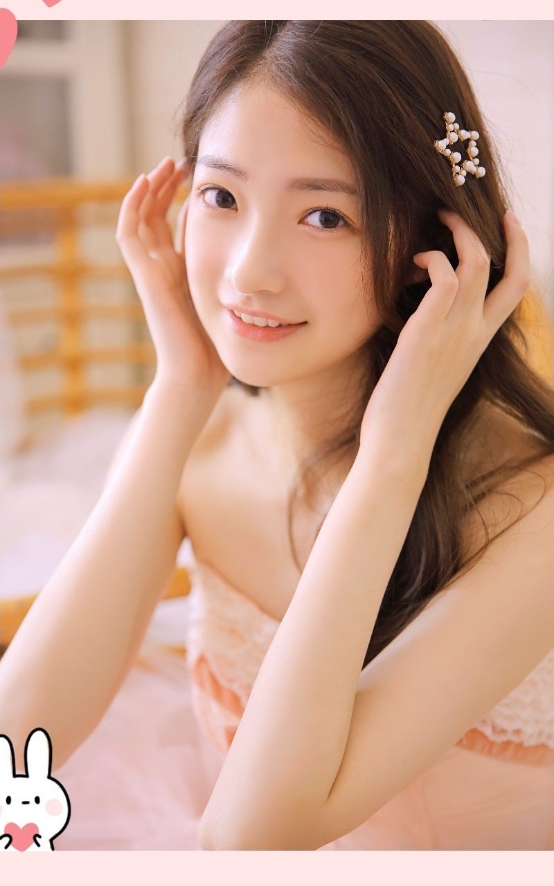 卷发美女粉色纱裙香肩锁骨写真