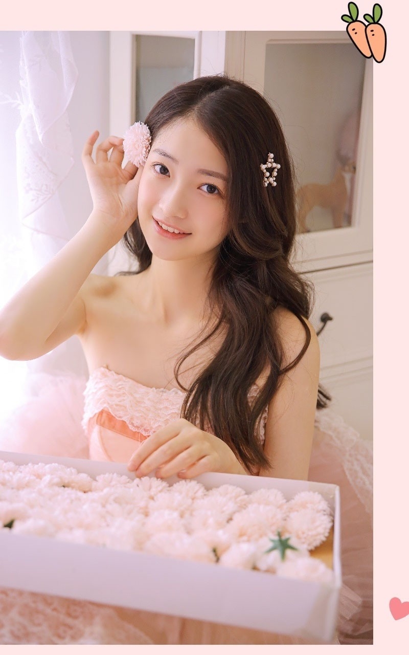 卷发美女粉色纱裙香肩锁骨写真