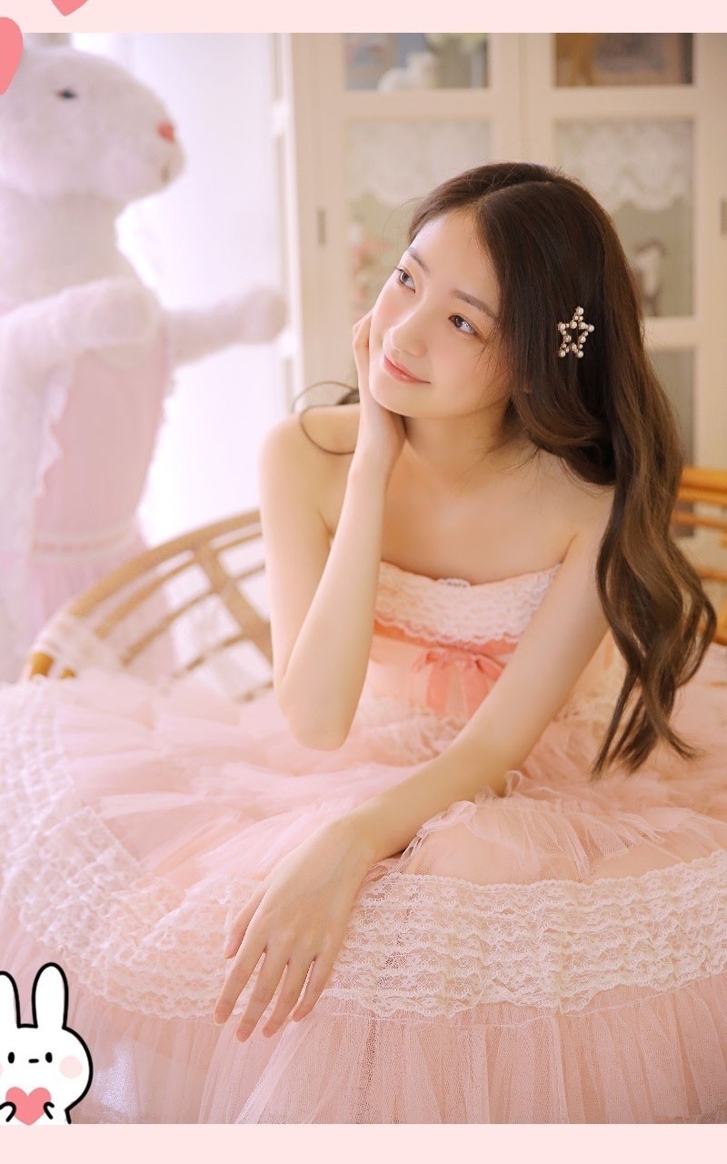 卷发美女粉色纱裙香肩锁骨写真