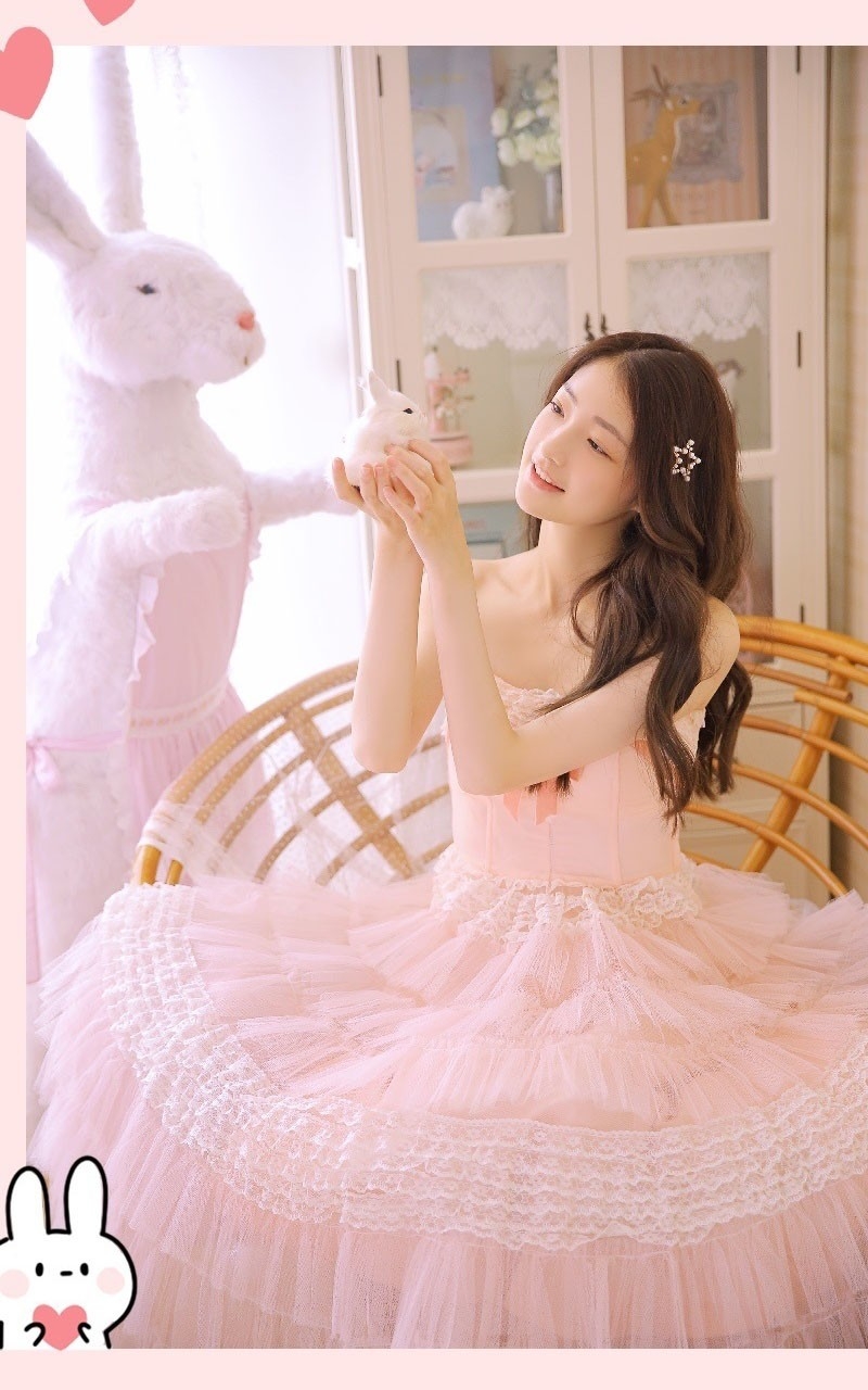 卷发美女粉色纱裙香肩锁骨写真