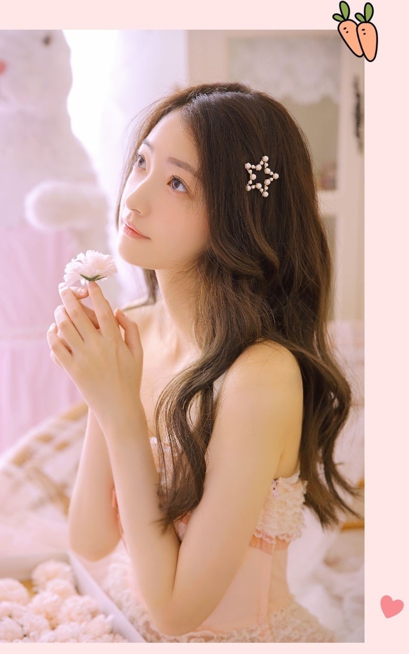 卷发美女粉色纱裙香肩锁骨写真