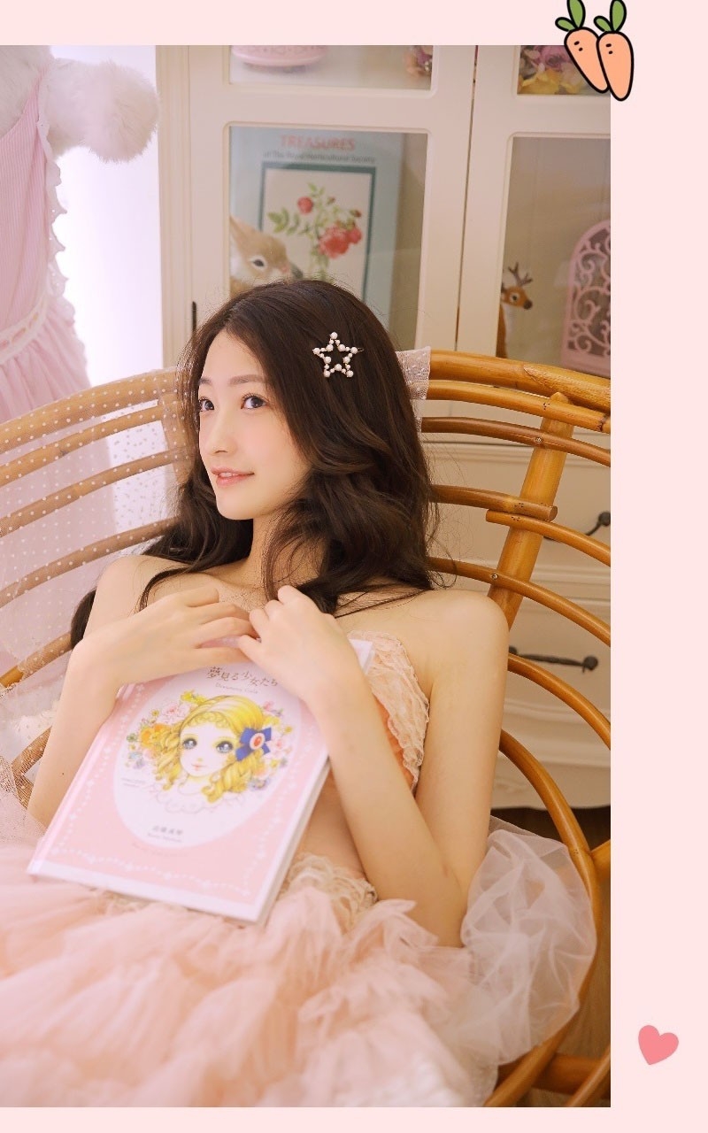 卷发美女粉色纱裙香肩锁骨写真