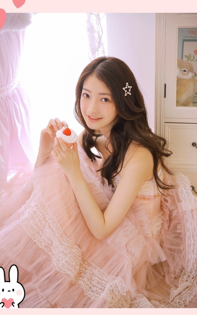 卷发美女粉色纱裙香肩锁骨写真